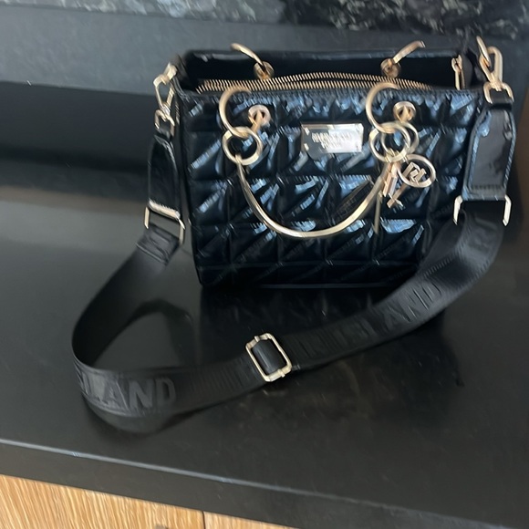 Black patent leather river Island handbag with gold trim and Crossbody strap - Picture 3 of 6